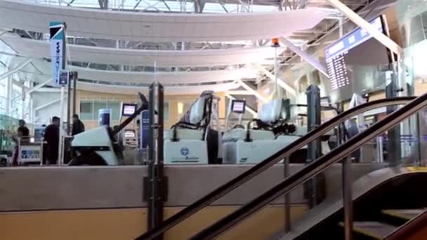 Bir tarafı yvr havaalanındaki yürüyen merdiven. — Stok video