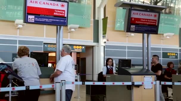 Jedna strana Air Canada se změnami čítač uvnitř Yvr airport. — Stock video