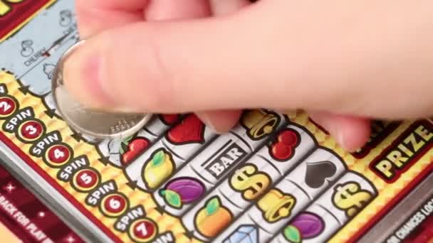 Close up donna graffiare biglietto della lotteria — Video Stock