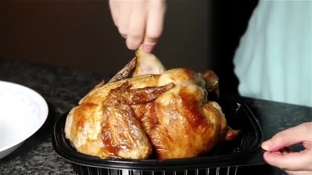 Wanita mempersiapkan diri untuk menyajikan ayam panggang barbekyu — Stok Video