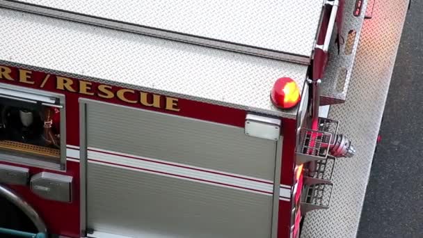 Plan supérieur de la lumière du camion de pompiers — Video