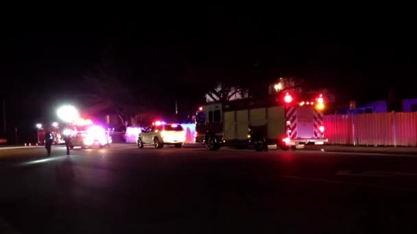 De scène van auto-ongeluk gebeurd in Port Coquitlam Bc Canada's nachts. — Stockvideo