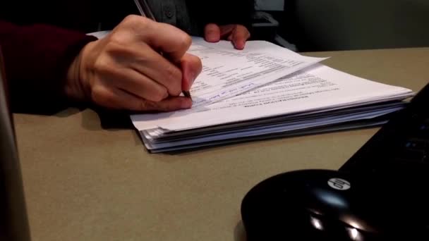 Mujer recepcionista escribiendo algo de información para el paciente dentro de la farmacia — Vídeo de stock