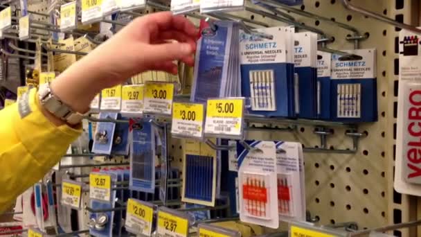 Mujer eligiendo agujas dentro de la tienda Walmart en Burnaby BC Canada . — Vídeo de stock