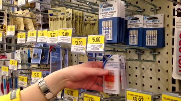 Mujer eligiendo agujas dentro de la tienda Walmart en Burnaby BC Canada . — Vídeo de stock