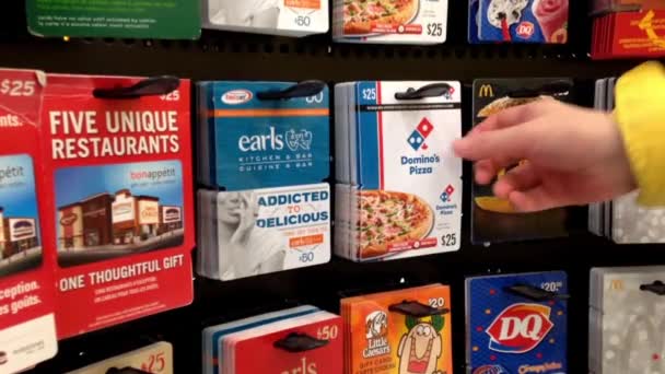 Man vijfentwintig dollar plukken de domino's pizza Geschenkenkaart — Stockvideo