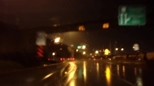 Mouvement rapide de la voiture conduisant sur l'autoroute la nuit — Video