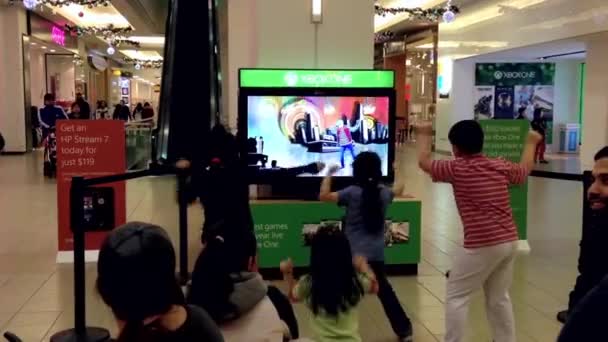微软的工作人员演示与儿童舞蹈游戏在商场在伯纳比 — 图库视频影像