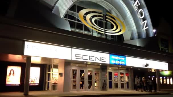 Vista nocturna del cine odeon teatro en Pitt Meadows — Vídeos de Stock