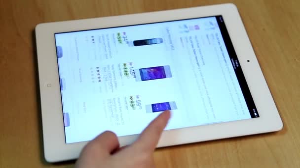 Zobrazit nákupní nový mobil žena Futureshop webové stránky na ipad — Stock video