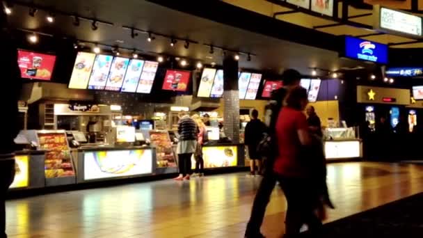 Menschen stehen Schlange, um im Kino Lebensmittel zu kaufen — Stockvideo
