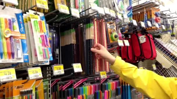 Mujer eligiendo gobernante dentro de la tienda Walmart en Burnaby BC Canada . — Vídeo de stock