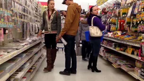 Kobieta wybierając wyklejania wewnątrz sklepu Walmart w Burnaby Bc Kanada. — Wideo stockowe