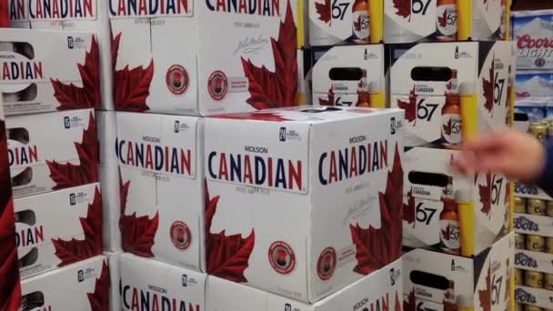 Compradores comprando cerveja canadense dentro da loja de bebidas BC — Vídeo de Stock