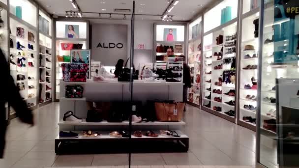 Mensen kijken naar schoenen op schoenenwinkel — Stockvideo