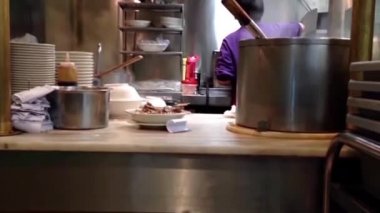 Lokanta mutfağı içinde tencerede kaynar domuz çorbası.