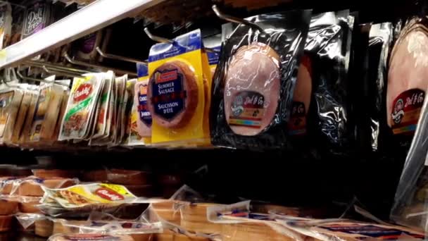 Man ham in supermarkt bij zuivel en forzen afdeling selecteren. — Stockvideo