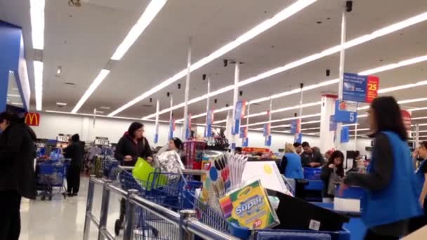 Één kant van check out teller in Walmart winkel in Burnaby, Canada. — Stockvideo