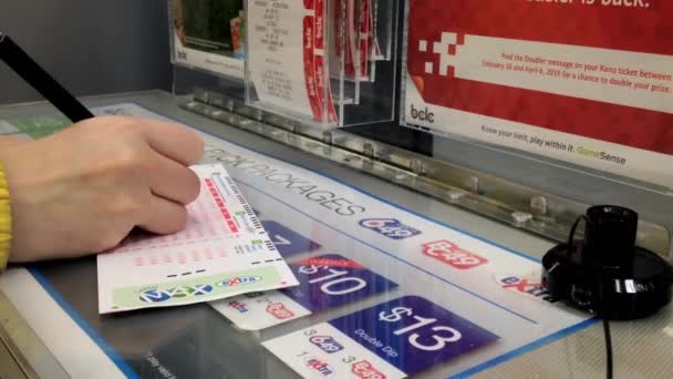 Comprar billete de lotería dentro del centro comercial minorista de billetes de lotería — Vídeo de stock