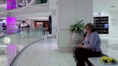 Alışveriş Merkezi içinde cep telefonu mesaj kontrol kadın