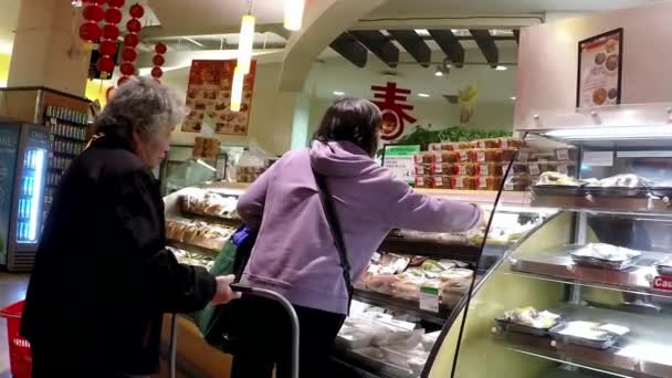 Femme cueillette de la nourriture à acheter dans un supermarché chinois — Video