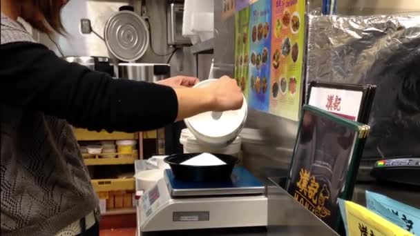 Worker weight sugar inside Chinese restaurant kitchen — Stock Video