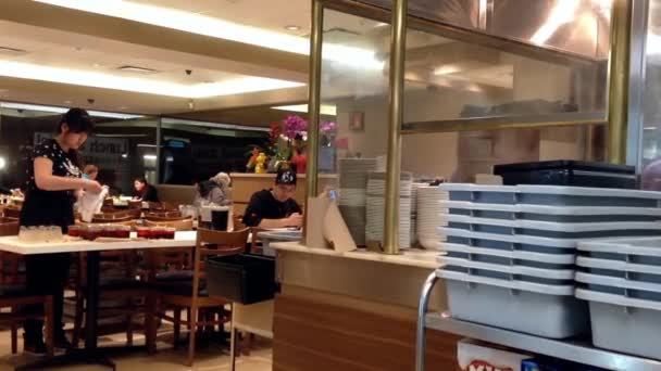 Menschen genießen Essen im chinesischen Restaurant — Stockvideo