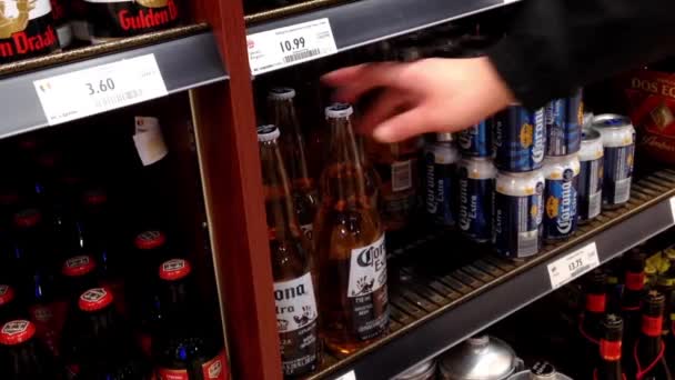 Compradores comprando cerveja extra corona dentro da loja de bebidas BC — Vídeo de Stock