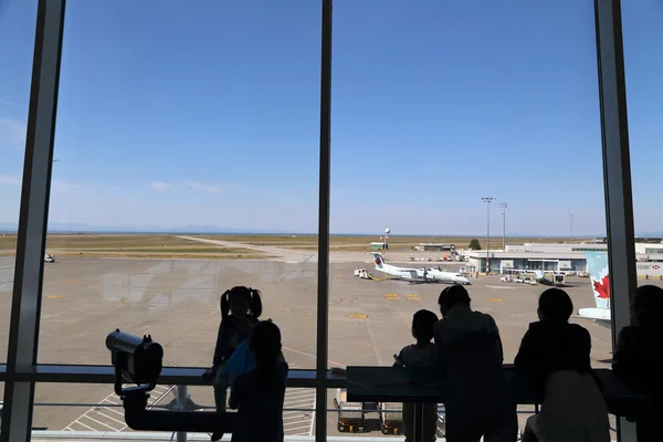 Люди всередині Yvr аеропорту дивляться повітря Канади літака в Ванкувер Bc Канади. — стокове фото