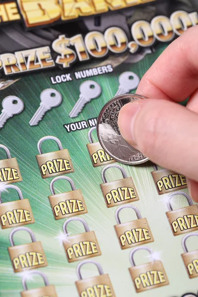 Женщина царапает лотерейные билеты . — стоковое фото