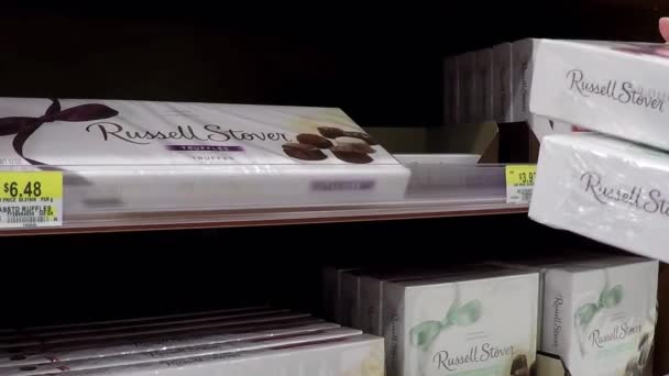 Femme achetant du chocolat chez Sears à Coquitlam BC Canada . — Video