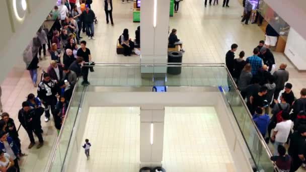 People line up for waiting celebrity photograph in Burnaby BC Canada. — Stock Video