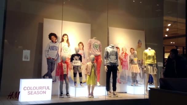 Comprador dentro Lougheed Town Center shopping center na frente da loja H & M — Vídeo de Stock