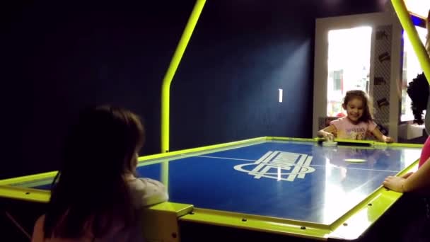 Zbliżenie dwóch młodych grils powietrza hokej stołowy gra — Wideo stockowe