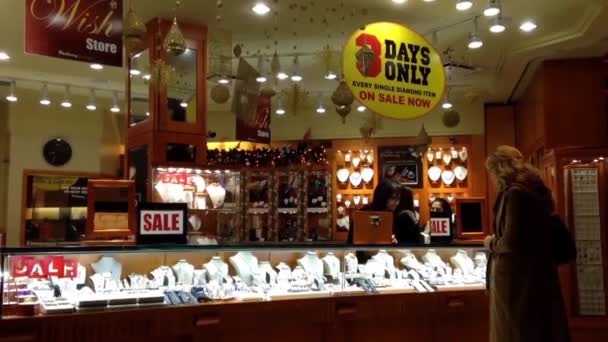 People shopping jewelry for three days only every single diamond item on sale — Stock Video