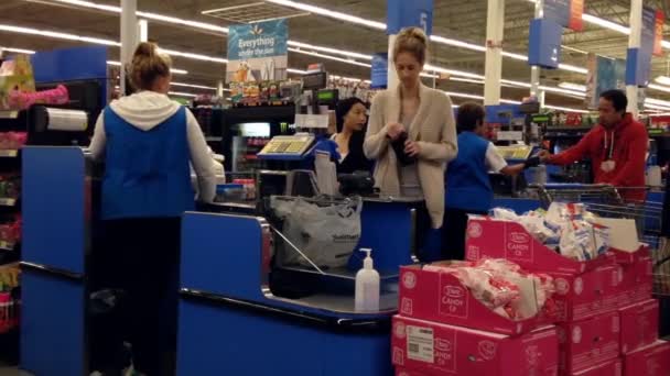 Ena sidan av kolla counter inne Walmart butiken. — Stockvideo
