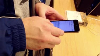 Video gönderme ve arkadaş elma stok içinde metin ileti Coquitlam Bc Kanada'da yazmakta adam