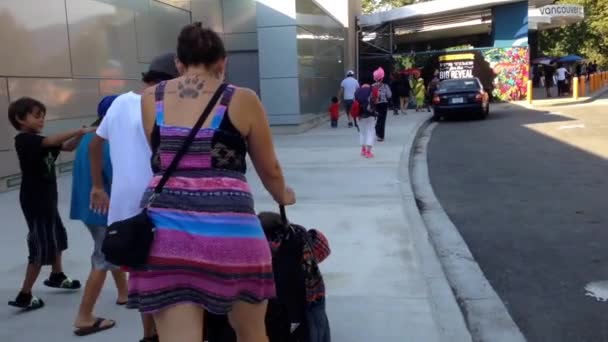 People leaving Vancouver aquarium in Vancouver BC Canada. — Stock Video