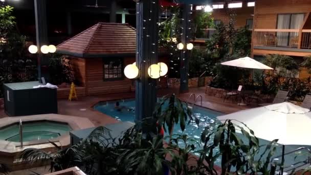 Eine Seite des Motelgasthauses mit Schwimmbad — Stockvideo