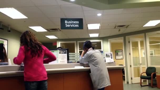 Personas en el mostrador de servicio de negocios hablando con el cajero dentro de TD Bank . — Vídeos de Stock