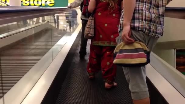 Zaneprázdněný eskalátory v metropoli shopping mall v burnaby bc Kanada — Stock video
