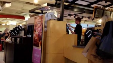 Müşteri bir kahve Starbucks satın alma