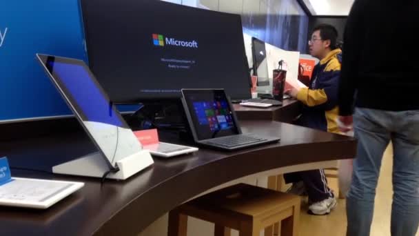 Gente jugando nueva computadora en la tienda de Microsoft en Burnaby BC Canada — Vídeo de stock