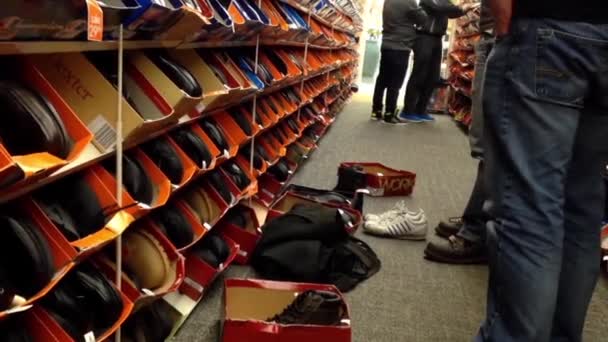 Mensen op zoek naar een schoenen op schoenenwinkel in Burnaby shopping mall — Stockvideo