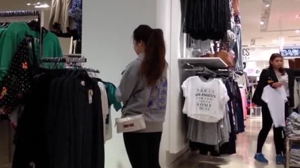 Comprador dentro Forever 21 loja para comprar roupas em Burnaby BC Brasil . — Vídeo de Stock