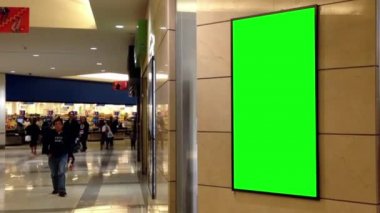 Reklamınızın superstore yanındaki duvarda yeşil billboard.