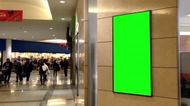 Reklamınızın superstore yanındaki duvarda yeşil billboard.