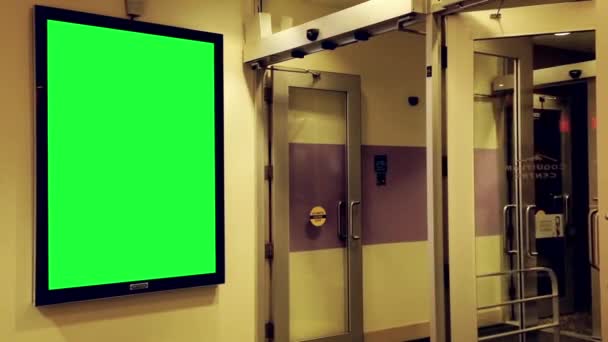 Grüne Plakatwand für Ihre Anzeige neben dem Eingang zum Einkaufszentrum in coquitlam bc canada. — Stockvideo