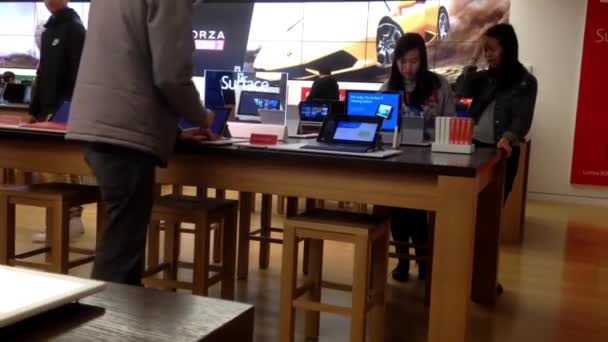 Gente jugando nueva computadora en la tienda de Microsoft en Burnaby BC Canada — Vídeo de stock