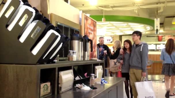 Клиент покупает кофе в Starbucks — стоковое видео